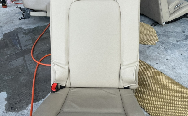 Hướng dẫn vệ sinh ghế da ô tô bị ố bẩn